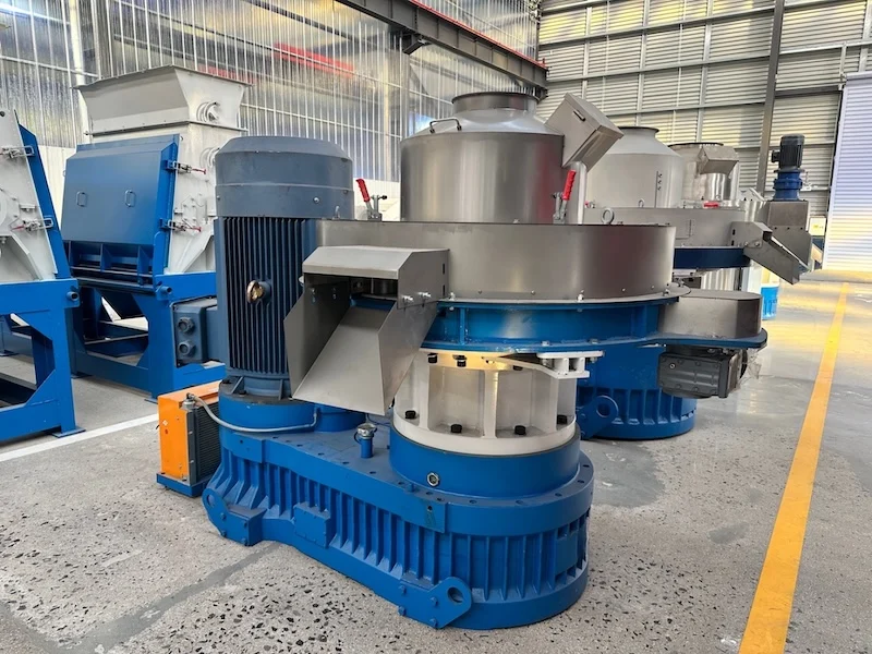 Peletizadora vertical ring die TCZL em ambiente de fabricação