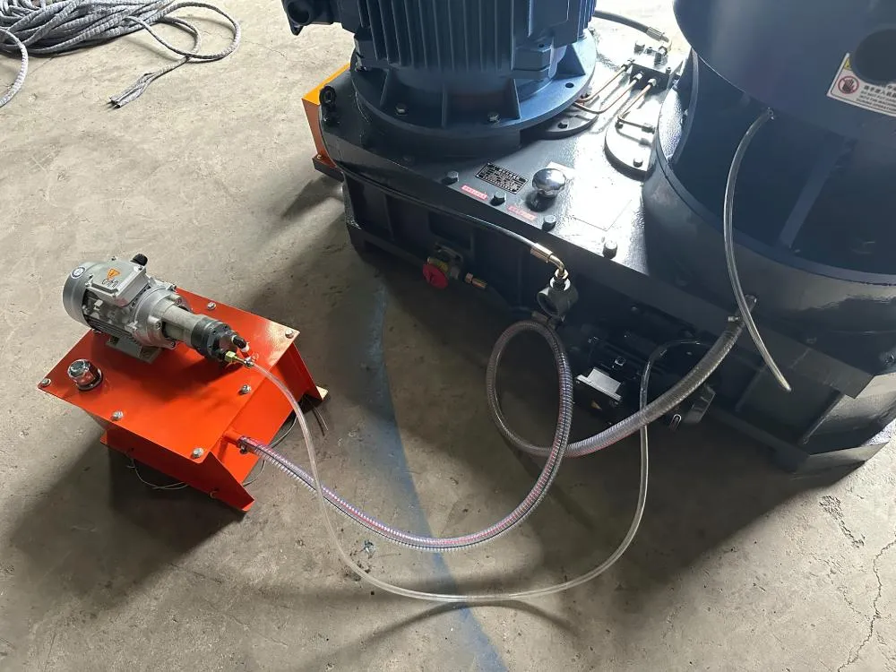 Bomba automática de óleo instalada em uma peletizadora de ração TCF650